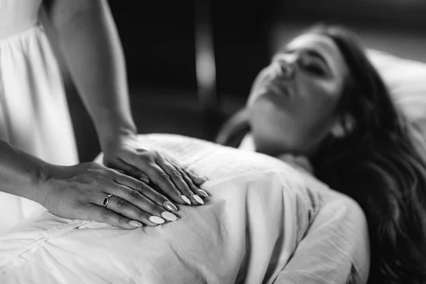 Terapeuta Feminina Realizando Tratamento Terapêutico Reiki Mãos Sobre Estômago Mulher — Fotografia de Stock