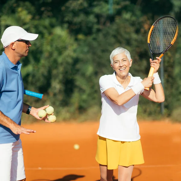 Instructor Tenis Con Mujer Mayor Clase Tenis — Foto de Stock