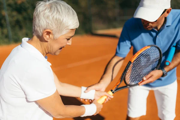 Gammal Kvinna Spelar Tennis Med Instruktör — Stockfoto