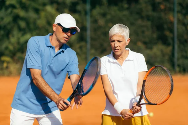 Instructor Tenis Con Una Mujer Mayor Clay Court Mujer Que — Foto de Stock