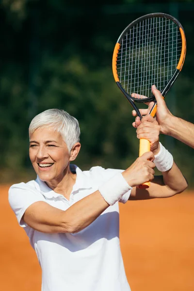 Tennis Instructor Teaching Elderly Woman How Play Tennis — Stock Photo, Image