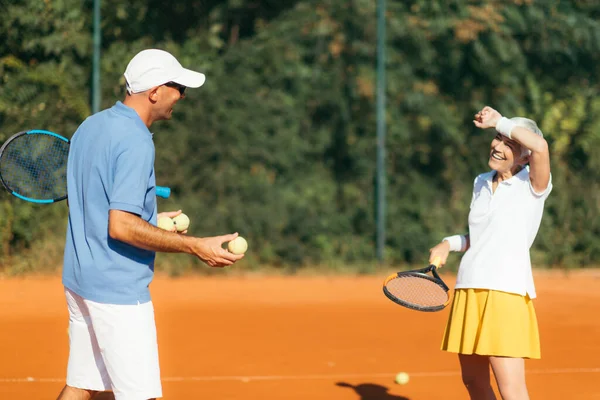 Tennislehrer Mit Seniorin Tennisstunde — Stockfoto