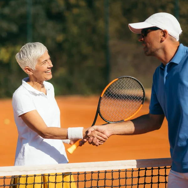 Tennisinstruktör Med Senior Woman Årsåldern Handskakning Efter Att Haft Tennislektion — Stockfoto