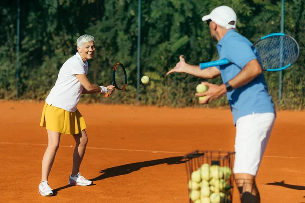 Aktivní Seniorka Cvičící Tenis — Stock fotografie