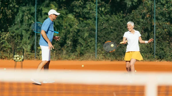 Instructor Tenis Femeie Vârstă Lecție Antrenament Tenis — Fotografie, imagine de stoc