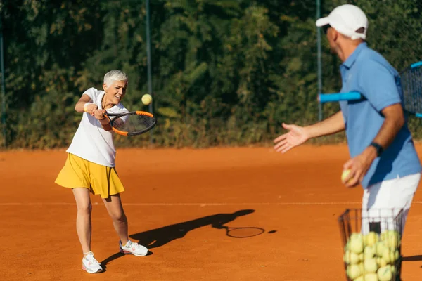 Mujer Mayor Activa Practicando Tenis Con Instructor — Foto de Stock