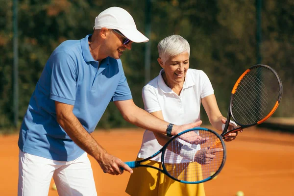 Tennisinstruktör Med Senior Woman Clay Court Kvinna Som Har Tennislektion — Stockfoto