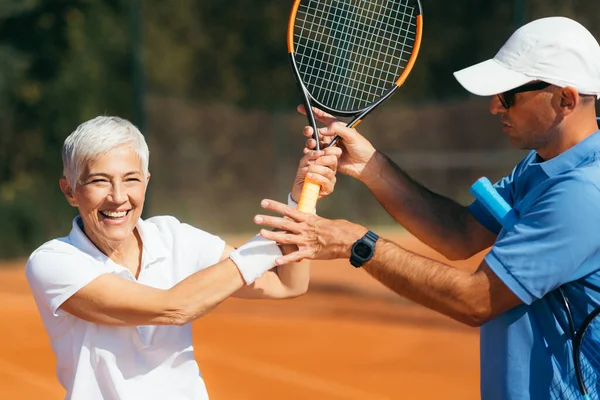 Tenisový Instruktor Učí Starší Ženy Jak Hrát Tenis — Stock fotografie
