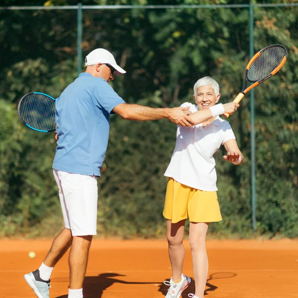 Tennislehrer Mit Seniorin Tennisstunde — Stockfoto