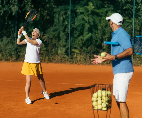 Активна Старша Жінка Практикує Теніс Інструктором — стокове фото