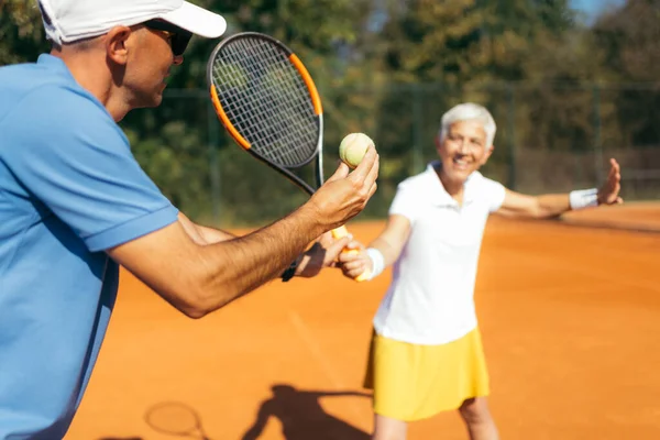 Starší Žena Hraje Tenis Instruktorem — Stock fotografie
