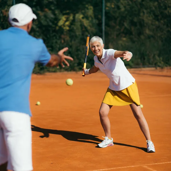Mujer Mayor Practicando Tenis Con Instructor — Foto de Stock
