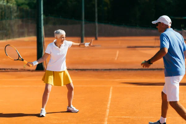 Mujer Mayor Practicando Tenis Con Instructor —  Fotos de Stock