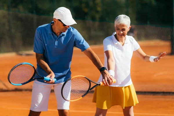 Instructor Tenis Con Mujer Mayor Clase Tenis — Foto de Stock