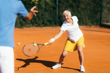 Güzel Olgun Aktif Kadın Eğitmenle Tenis Oynuyor  