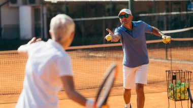 Güzel Olgun Aktif Kadın Tenis Oynuyor