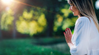 Suda meditasyon, dua pozisyonunda eller, yeşil arka plan.. 