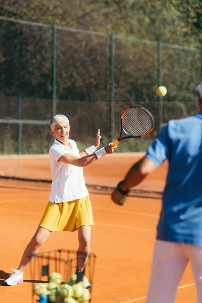 Ηλικιωμένη Γυναίκα Εξάσκηση Τένις Εκπαιδευτή — Φωτογραφία Αρχείου