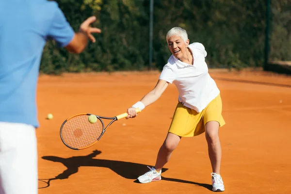 Hübsch Reif Aktiv Frau Spielen Tennis Mit Lehrer — Stockfoto