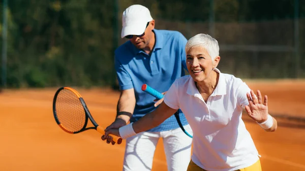 Тенісний Інструктор Старшою Жінкою Урок Тенісної Підготовки — стокове фото