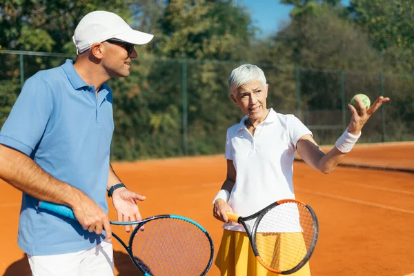 Starší Žena Hraje Tenis Instruktorem — Stock fotografie