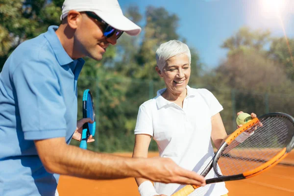 Madura Mujer Jugando Tenis Con Instructor — Foto de Stock