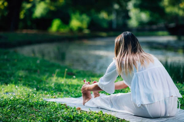 Yoga Vrouw Doet Yoga Bij Het Meer Groene Achtergrond — Stockfoto