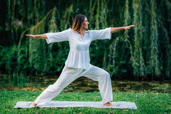 Mujer Yoga Naturaleza Pose Guerrero —  Fotos de Stock
