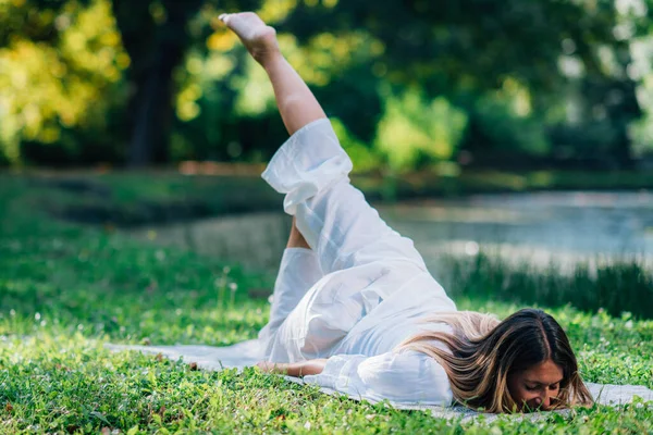 Yoga Mujer Haciendo Yoga Junto Lago Fondo Verde —  Fotos de Stock