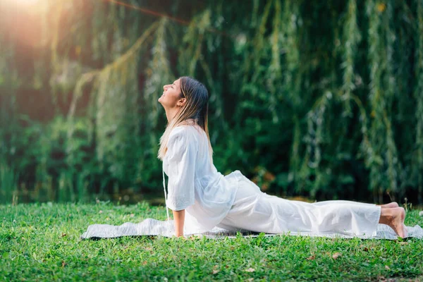 Yoga See Kobraposition Sanfter Grüner Hintergrund — Stockfoto