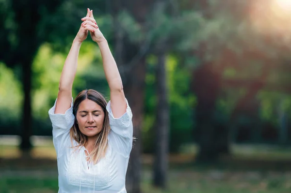 Mujer Yoga Puesta Tierra Naturaleza Pose Árbol Fondo Verde — Foto de Stock