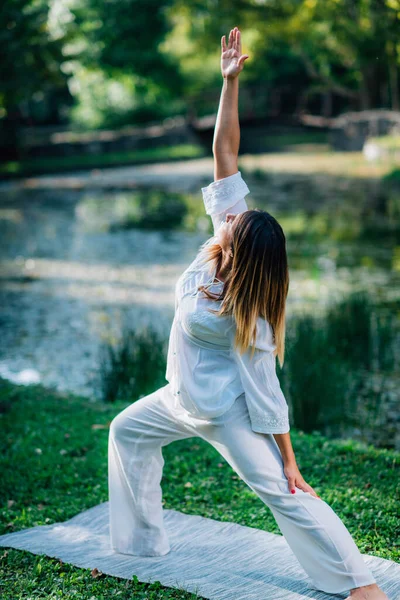 Yoga Naturen Ung Kvinna Vitt Fredlig Krigare Poserar Mjuk Grön — Stockfoto