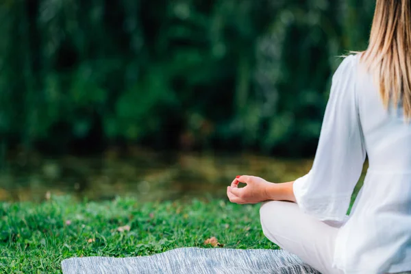 Meditation Wasser Junge Frau Meditiert Wasser Entspannung Nach Yoga Praxis — Stockfoto