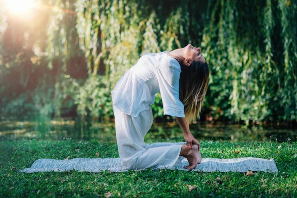 Yoga Kvinna Gör Yoga Vid Sjön Grön Bakgrund — Stockfoto