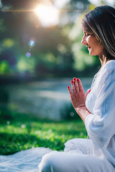 Meditasi Oleh Air Tangan Dalam Posisi Doa Latar Belakang Hijau — Stok Foto