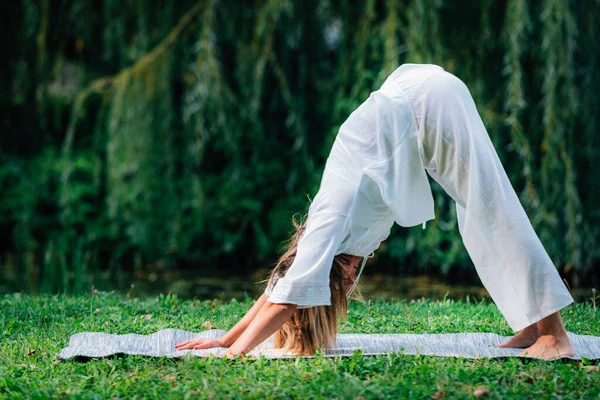 Yoga Mujer Haciendo Yoga Junto Lago Fondo Verde —  Fotos de Stock