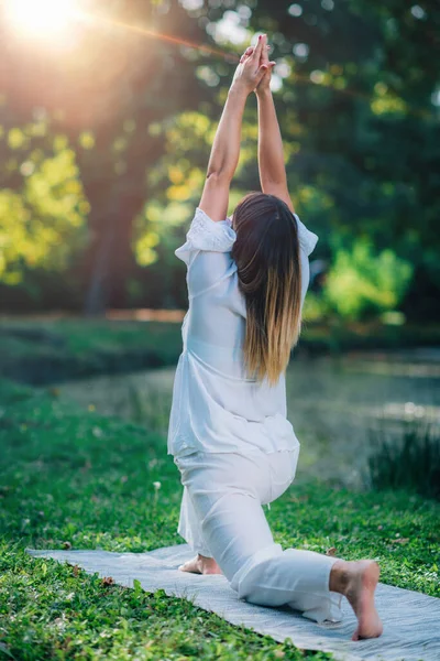 Yoga Natureza Jovem Mulher Branco Postura Guerreira Pacífica Fundo Natureza — Fotografia de Stock