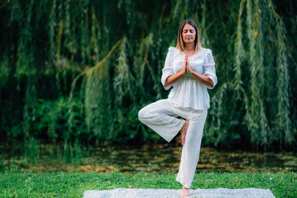 Mujer Yoga Puesta Tierra Naturaleza Pose Árbol Fondo Verde —  Fotos de Stock