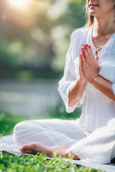水による瞑想 祈りの位置で手 緑の背景 — ストック写真