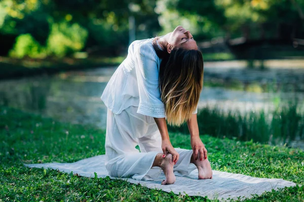 Yoga Mujer Haciendo Yoga Junto Lago Fondo Verde — Foto de Stock