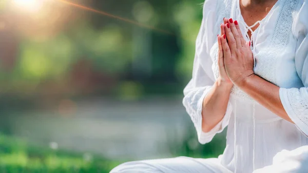 Медитация Воды Руки Молитвенном Положении Зеленый Фон — стоковое фото