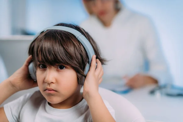 Pure Tonaudiometrie Test Überprüft Die Fähigkeit Der Kinder Unterschiedliche Tonhöhen — Stockfoto