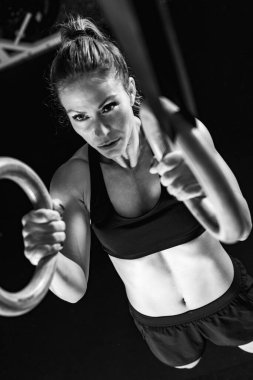 Çapraz eğitim. Jimnastik halkaları egzersiz yapıyor.