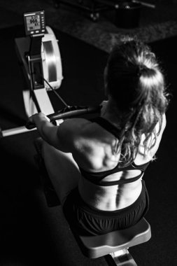 Çapraz eğitim. Kürek çekme makinesi çalışıyor.