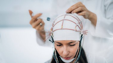 Bir Klinikte Beyin Dalgası EEG veya Elektroensefalograf Muayenesi