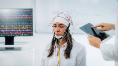 Bir Klinikte Beyin Dalgası EEG veya Elektroensefalograf Muayenesi