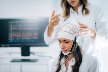 Bir Klinikte Beyin Dalgası EEG veya Elektroensefalograf Muayenesi