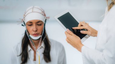Bir Klinikte Beyin Dalgası EEG veya Elektroensefalograf Muayenesi