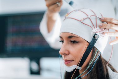 Bir Klinikte Beyin Dalgası EEG veya Elektroensefalograf Muayenesi
