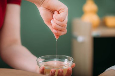 Masaj yağı. Kadınların sırtına aromatik masaj yağı döken terapist. 